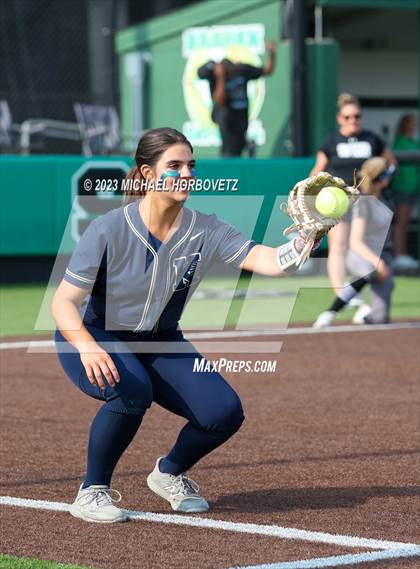 Thumbnail 2 in Keller vs. Guyer (UIL 6A Regional Final) photogallery.
