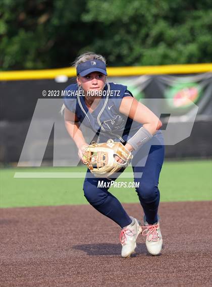 Thumbnail 3 in Keller vs. Guyer (UIL 6A Regional Final) photogallery.