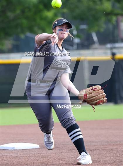 Thumbnail 3 in Keller vs. Guyer (UIL 6A Regional Final) photogallery.