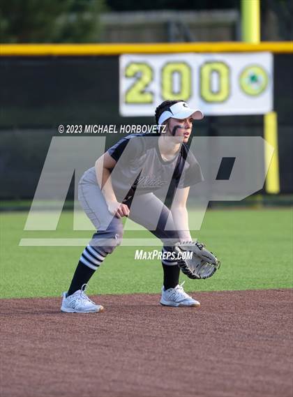 Thumbnail 3 in Keller vs. Guyer (UIL 6A Regional Final) photogallery.