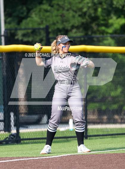 Thumbnail 3 in Keller vs. Guyer (UIL 6A Regional Final) photogallery.