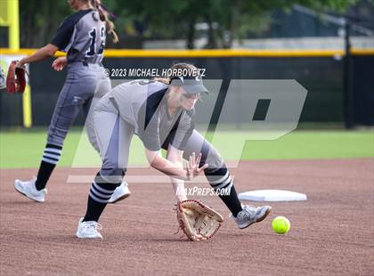 Thumbnail 3 in Keller vs. Guyer (UIL 6A Regional Final) photogallery.