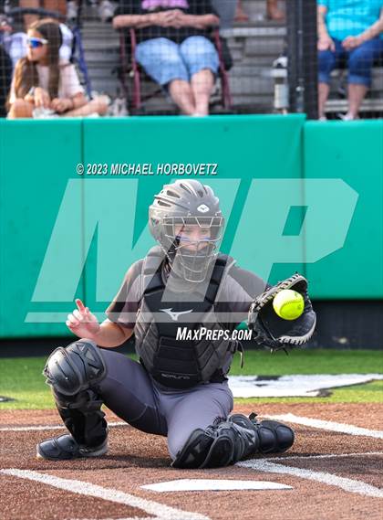 Thumbnail 3 in Keller vs. Guyer (UIL 6A Regional Final) photogallery.