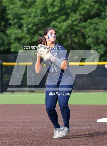Thumbnail 2 in Keller vs. Guyer (UIL 6A Regional Final) photogallery.
