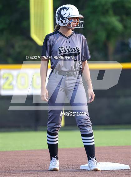 Thumbnail 2 in Keller vs. Guyer (UIL 6A Regional Final) photogallery.