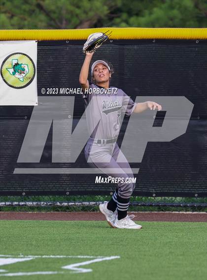 Thumbnail 3 in Keller vs. Guyer (UIL 6A Regional Final) photogallery.
