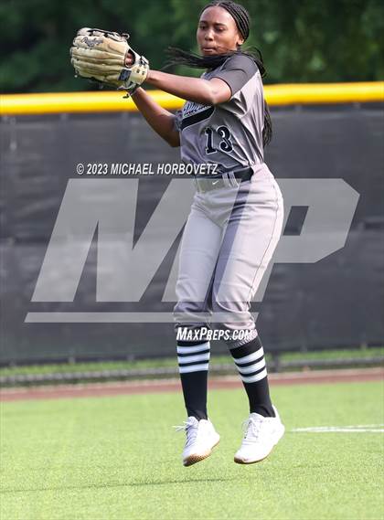 Thumbnail 3 in Keller vs. Guyer (UIL 6A Regional Final) photogallery.
