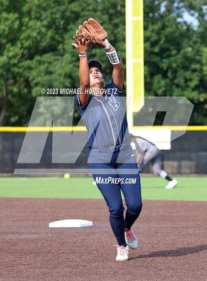 Thumbnail 3 in Keller vs. Guyer (UIL 6A Regional Final) photogallery.