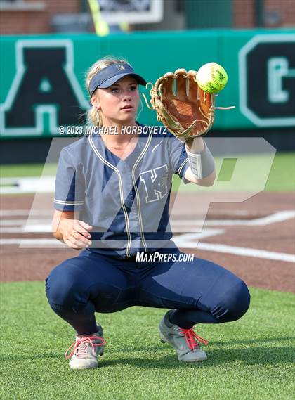 Thumbnail 2 in Keller vs. Guyer (UIL 6A Regional Final) photogallery.