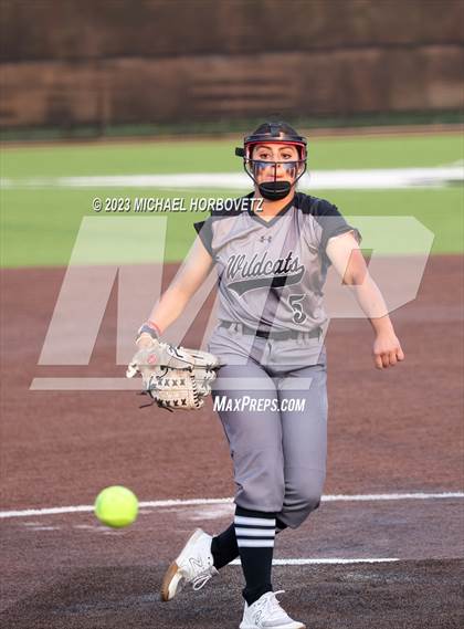 Thumbnail 2 in Keller vs. Guyer (UIL 6A Regional Final) photogallery.