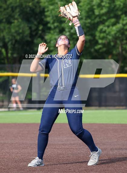 Thumbnail 1 in Keller vs. Guyer (UIL 6A Regional Final) photogallery.