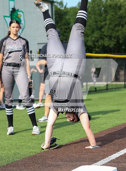 Thumbnail 3 in Keller vs. Guyer (UIL 6A Regional Final) photogallery.