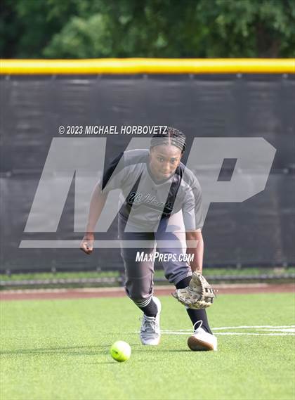 Thumbnail 2 in Keller vs. Guyer (UIL 6A Regional Final) photogallery.