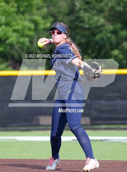 Thumbnail 2 in Keller vs. Guyer (UIL 6A Regional Final) photogallery.