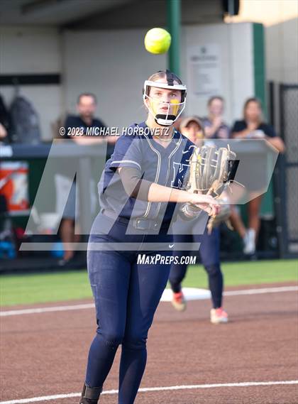 Thumbnail 2 in Keller vs. Guyer (UIL 6A Regional Final) photogallery.