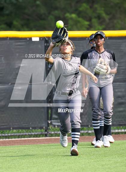 Thumbnail 2 in Keller vs. Guyer (UIL 6A Regional Final) photogallery.