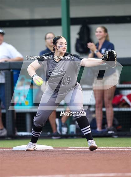 Thumbnail 3 in Keller vs. Guyer (UIL 6A Regional Final) photogallery.