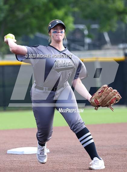 Thumbnail 2 in Keller vs. Guyer (UIL 6A Regional Final) photogallery.