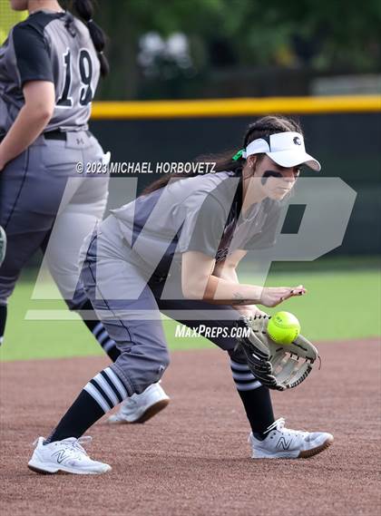 Thumbnail 2 in Keller vs. Guyer (UIL 6A Regional Final) photogallery.
