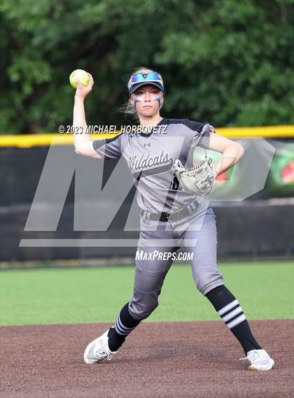 Thumbnail 1 in Keller vs. Guyer (UIL 6A Regional Final) photogallery.