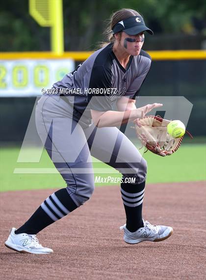 Thumbnail 2 in Keller vs. Guyer (UIL 6A Regional Final) photogallery.
