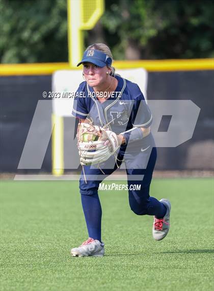 Thumbnail 3 in Keller vs. Guyer (UIL 6A Regional Final) photogallery.