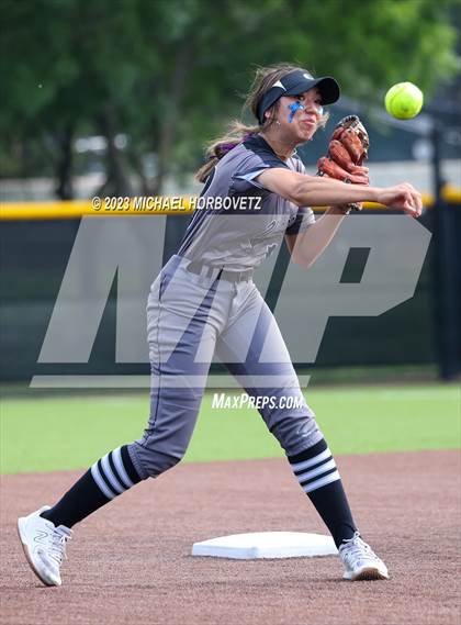Thumbnail 1 in Keller vs. Guyer (UIL 6A Regional Final) photogallery.