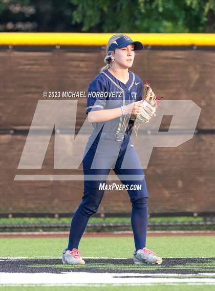 Thumbnail 2 in Keller vs. Guyer (UIL 6A Regional Final) photogallery.