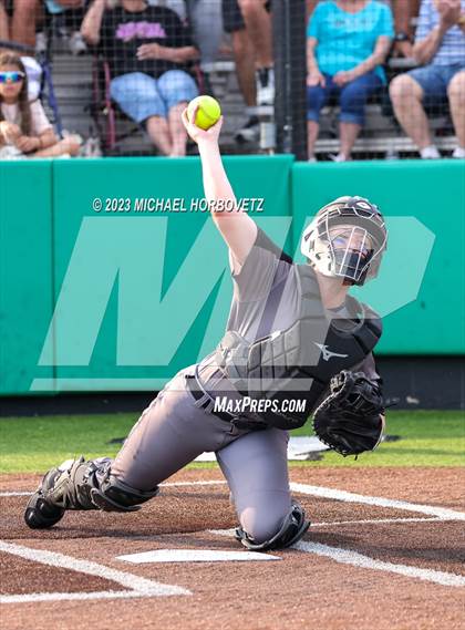 Thumbnail 3 in Keller vs. Guyer (UIL 6A Regional Final) photogallery.