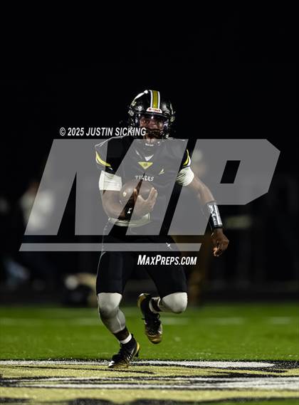 Thumbnail 3 in Lebanon vs Fort Wayne Bishop Dwenger (IHSAA 4A Regional Finals) photogallery.