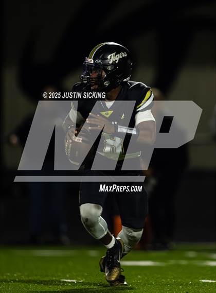 Thumbnail 3 in Lebanon vs Fort Wayne Bishop Dwenger (IHSAA 4A Regional Finals) photogallery.