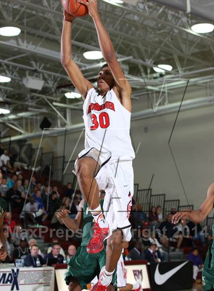 Thumbnail 2 in Long Beach Poly vs. Westchester (MaxPreps Holiday Classic) photogallery.