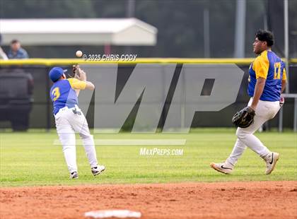 Thumbnail 2 in Liberty vs. Washington (UIL Baseball 4A D2 Bi-District) photogallery.