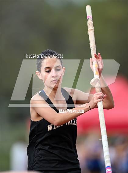 Thumbnail 3 in Eagle Relays (Pole Vault) photogallery.