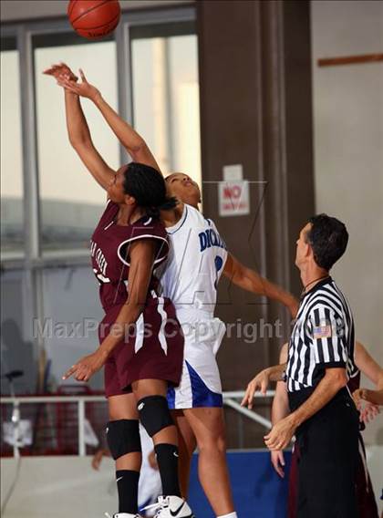 Thumbnail 1 in Clear Creek vs. Dickinson (McDonald's Texas Invitational) photogallery.