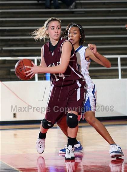 Thumbnail 3 in Clear Creek vs. Dickinson (McDonald's Texas Invitational) photogallery.