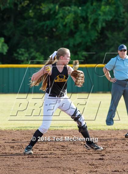 Thumbnail 1 in Quitman vs. Mountainburg (AAA 2A Regional Playoff) photogallery.