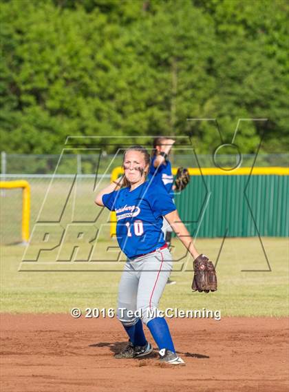 Thumbnail 1 in Quitman vs. Mountainburg (AAA 2A Regional Playoff) photogallery.