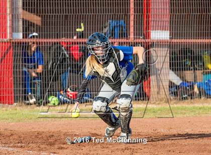 Thumbnail 1 in Quitman vs. Mountainburg (AAA 2A Regional Playoff) photogallery.