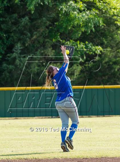 Thumbnail 1 in Quitman vs. Mountainburg (AAA 2A Regional Playoff) photogallery.