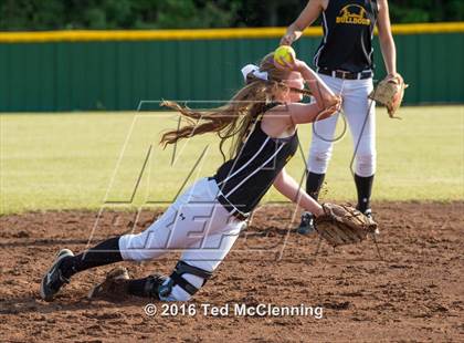 Thumbnail 1 in Quitman vs. Mountainburg (AAA 2A Regional Playoff) photogallery.