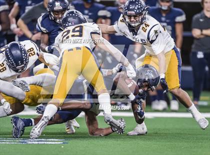 Thumbnail 2 in Highland Park vs. Lone Star (UIL 5A DI Reg Semi Playoff) photogallery.