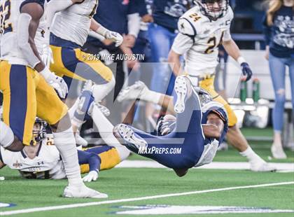 Thumbnail 1 in Highland Park vs. Lone Star (UIL 5A DI Reg Semi Playoff) photogallery.