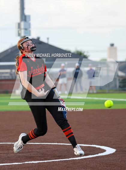Thumbnail 2 in Sachse vs. Rockwall (UIL 6A Softball Bi-District) photogallery.