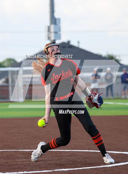 Thumbnail 3 in Sachse vs. Rockwall (UIL 6A Softball Bi-District) photogallery.
