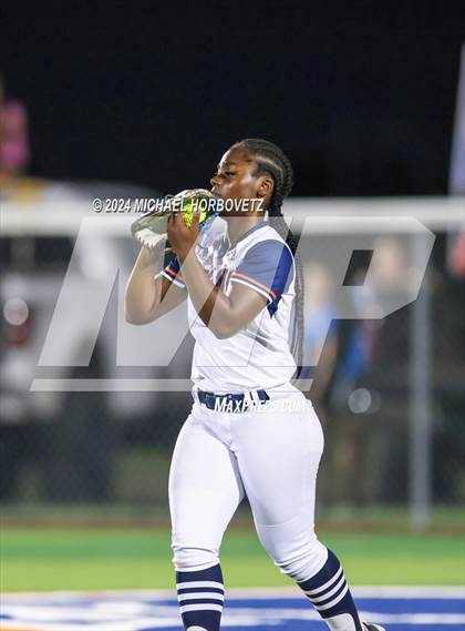 Thumbnail 3 in Sachse vs. Rockwall (UIL 6A Softball Bi-District) photogallery.