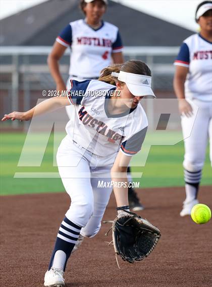 Thumbnail 2 in Sachse vs. Rockwall (UIL 6A Softball Bi-District) photogallery.