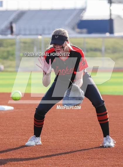 Thumbnail 2 in Sachse vs. Rockwall (UIL 6A Softball Bi-District) photogallery.