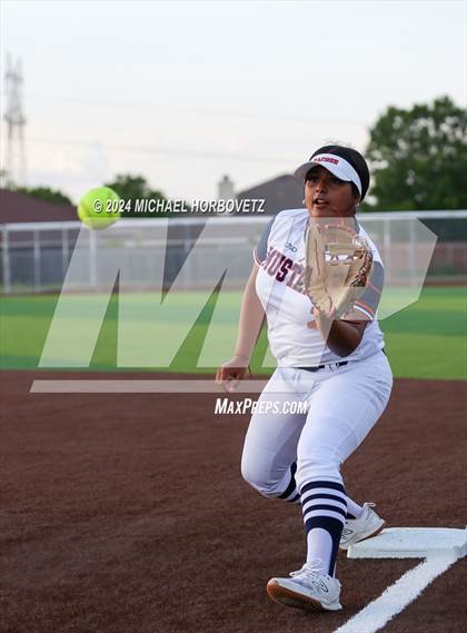 Thumbnail 3 in Sachse vs. Rockwall (UIL 6A Softball Bi-District) photogallery.