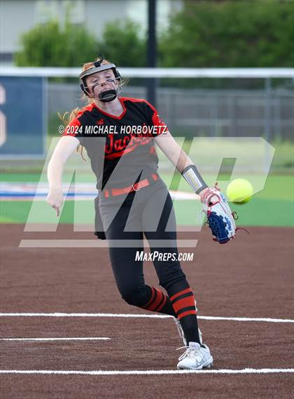 Thumbnail 2 in Sachse vs. Rockwall (UIL 6A Softball Bi-District) photogallery.